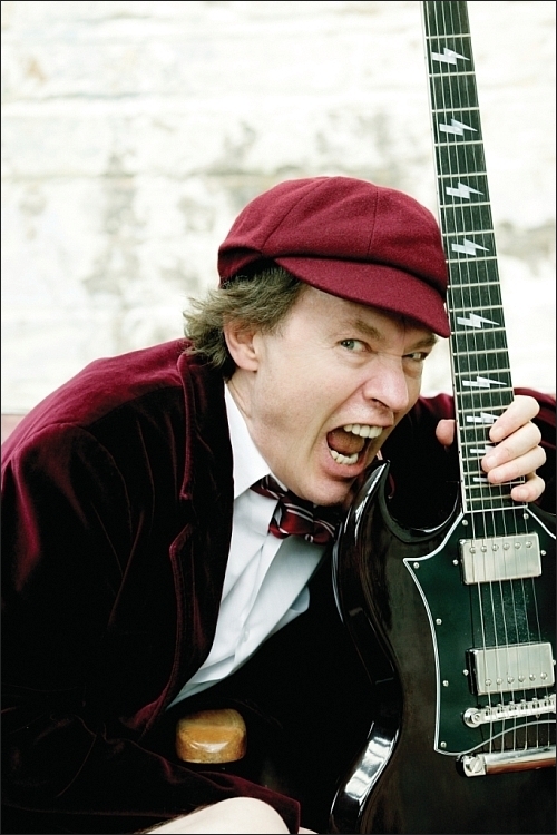 Angus Young de la ACDC aniverseaza 55 ani