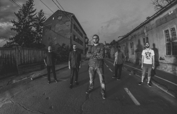 Holy Motors lanseaza un lyrics video pentru piesa „Crosshair Lock”