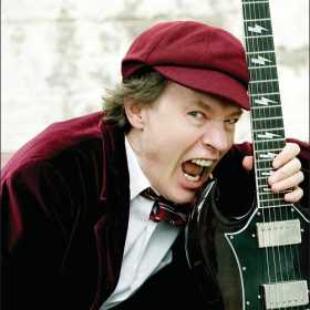 Angus Young de la ACDC aniverseaza 55 ani