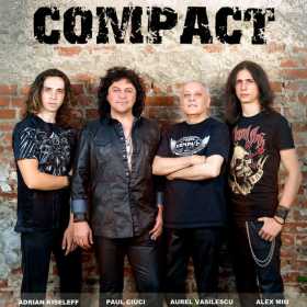 Trupa Compact canta pentru prieteni la Hard Rock Cafe