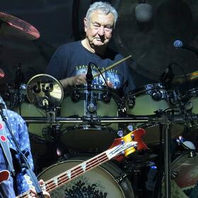 Nick Mason's Saucerful Of Secrets: tricoul special purtat de Nick Mason si turneul european